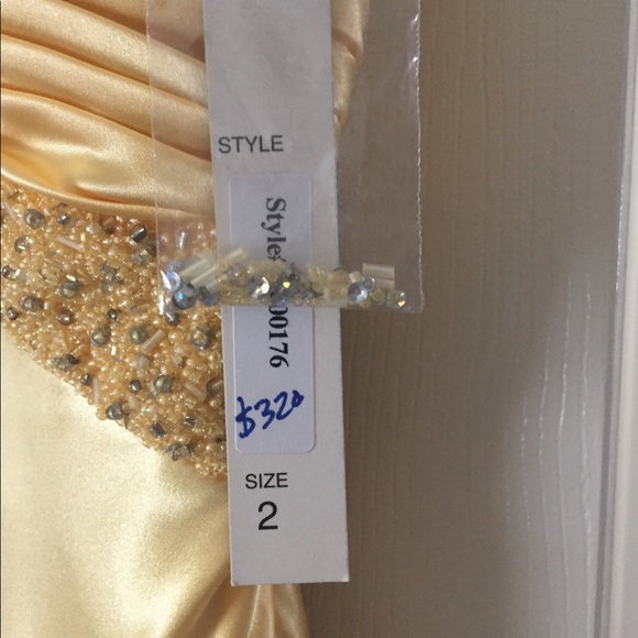 BNWT beautiful designer formal dress - Picture 2 of 5